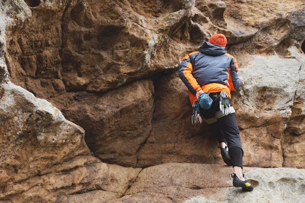 Hipster - Bergsteiger im Alter von 15 Jahren auf einen schönen Felsen ohne Versicherung und Helm — Stockfoto