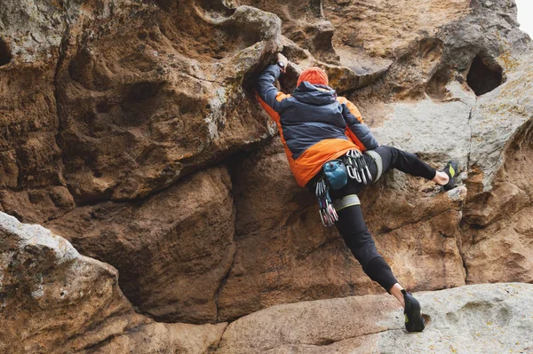 登山者在攀登一个美丽的岩石, 没有保险和头盔的年龄 — 图库照片
