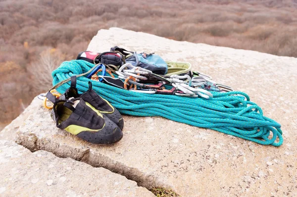Horolezecké vybavení - lana a karabiny pohled z boční detail. Stočené lano ležící na zemi jako pozadí. Koncept venkovní sport — Stock fotografie