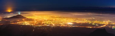 Panorama Pyatigorsk - bir tatil kasabası Kuzey Kafkasya'da gece görüş. Rusya