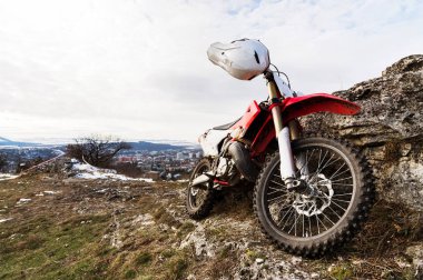 Yalnız bir bisiklet Eneduro motosiklet güneşli havalarda Kafkasya Pyatigorsk şehir zemin kayaya yanında duruyor.