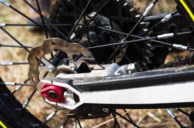 Off-road enduro motosiklet yakın çekim disk arka frenler