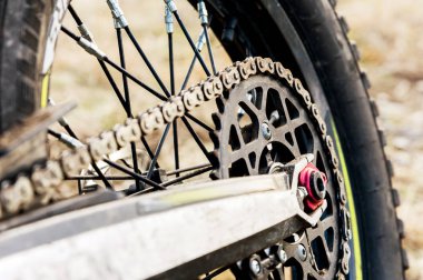 arka tekerlek motosiklet deneme ve enduro. Tekerlek dişli ve zincir tekerlek teli ile monte