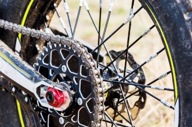 arka tekerlek motosiklet deneme ve enduro. Tekerlek dişli ve zincir tekerlek teli ile monte