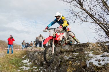 Pyatigorsk, Rusya - 26 Kasım 2017: motosiklet. Belirleyici yarış. Kuzey Kafkasya moto deneme bardakta. Katılımcılardan biri önünde praass karmaşık bir sahne gidiyor
