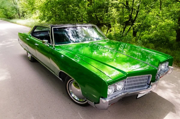 Nevinomyssc, Rusya Federasyonu - 13 Mayıs 2016: otomobiller. Eski Amerikan arabaları dışına fotoğraf. Oldsmobile 98s. Makine türü bir orman bir ülkede yol tarafında