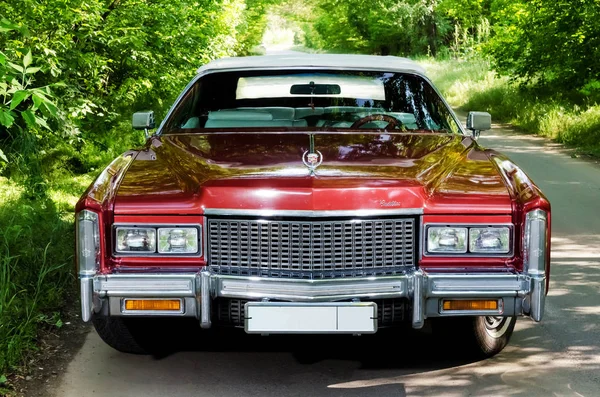 Nevinomyssc, russland - 13. Mai 2016: automobile. Offsite-Fotografien alter amerikanischer Autos. Cadillac Eldorado Cabriolet 1976s. Maschinentyp von vorne auf einer Landstraße im Wald — Stockfoto