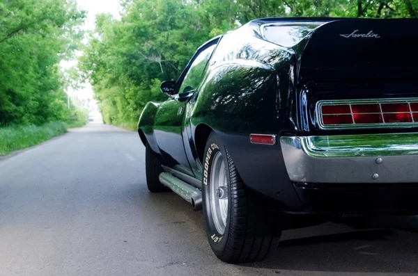 Nevinomyssc, russland - 13. Mai 2016: automobile. Offsite-Fotografien alter amerikanischer Autos. mc amx speerwurf 1972s. Rückansicht einer Maschine auf einer Landstraße im Wald — Stockfoto