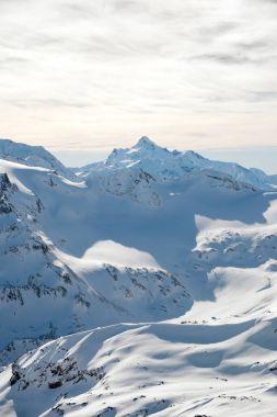 Kafkas ridge dağlarının karla kaplı tepeler
