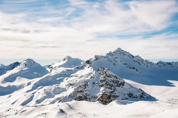 Met sneeuw bedekte toppen van de bergen van de Kaukasische ridge — Stockfoto