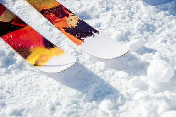 Μύτες μπροστά από ένα ζευγάρι πέδιλα του σκι στο χιόνι σε μια ηλιόλουστη ημέρα — Φωτογραφία Αρχείου