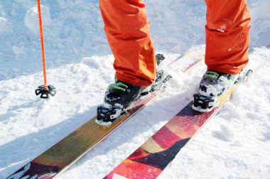 Güneşli bir günde karda Kayak bir spor genel bir turuncu bacaklar atlet kayakçı. Kış sporları kavramı