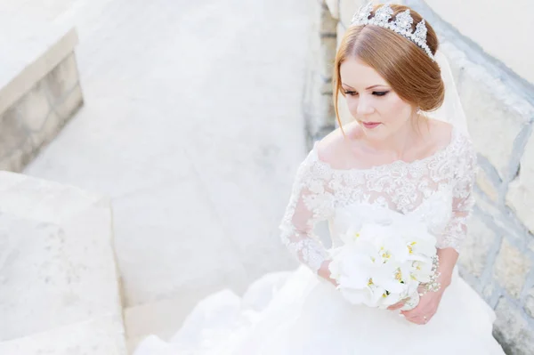 Портрет красивої нареченої в білій сукні і букет квітів в руках — стокове фото