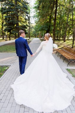 Bir yeni evli çift düğün yürüyüşe portresi. Mutlu bir genç çift kavramı.