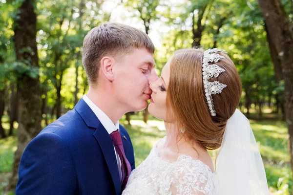 Portréja egy házaspár newlywed esküvői sétálni. Fogalmának egy boldog fiatal pár. — Stock Fotó