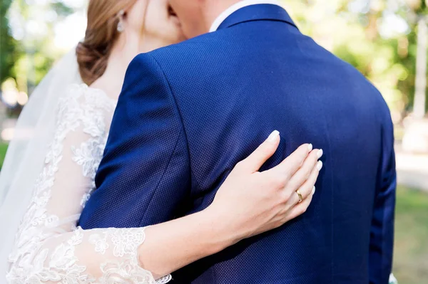 A kezek az esküvő napján az ifjú ölelést közeli képe. — Stock Fotó