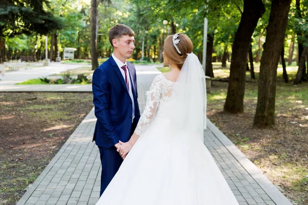 Portréja egy házaspár newlywed esküvői sétálni. Fogalmának egy boldog fiatal pár. — Stock Fotó