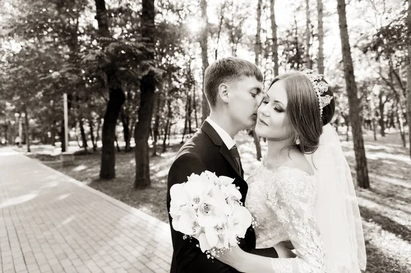 Portrait d'un couple nouvellement marié sur une promenade de mariage. Concept d'un jeune couple heureux . — Photo