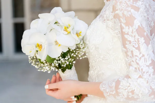 Close-up of a bride holding a wedding bouquet — Stock Photo, Image