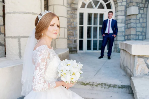 Portrét novomanželský pár na svatební procházka. Koncept šťastný mladý pár. — Stock fotografie