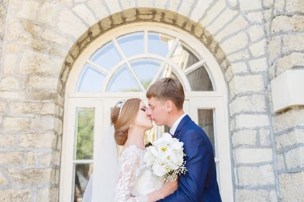 Portrait d'un couple nouvellement marié sur une promenade de mariage. Concept d'un jeune couple heureux . — Photo