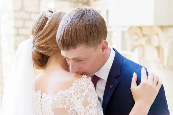 Portréja egy házaspár newlywed esküvői sétálni. Fogalmának egy boldog fiatal pár. — Stock Fotó