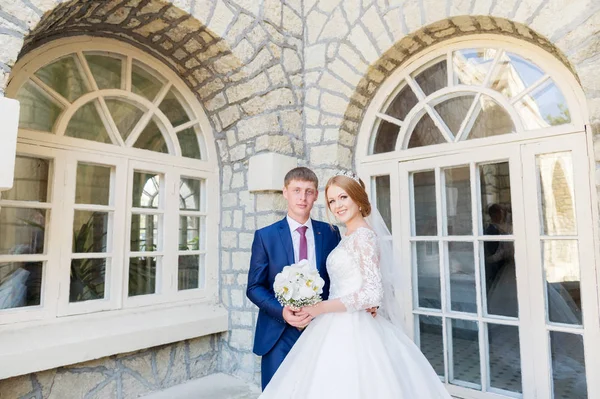 Porträt eines frisch vermählten Paares auf einem Hochzeitsspaziergang. Konzept eines glücklichen jungen Paares. — Stockfoto