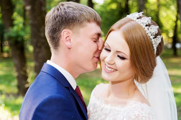 Portréja egy házaspár newlywed esküvői sétálni. Fogalmának egy boldog fiatal pár. — Stock Fotó