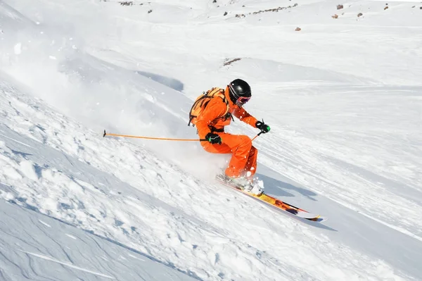 Sportivul de schi într-o pulbere de zăpadă proaspătă se grăbește pe panta de zăpadă — Fotografie, imagine de stoc