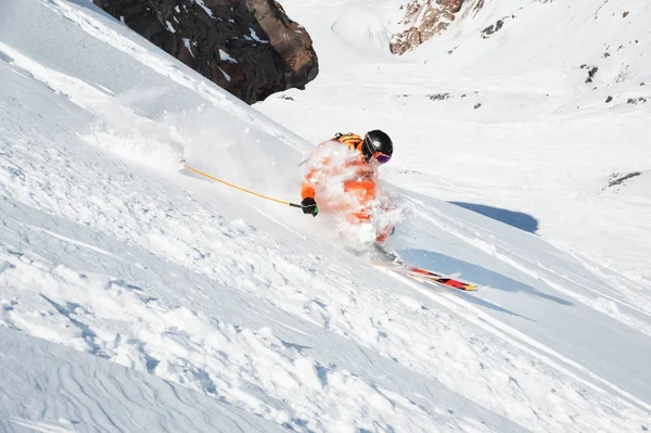 Sportivul de schi într-o pulbere de zăpadă proaspătă se grăbește pe panta de zăpadă — Fotografie, imagine de stoc