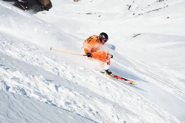 Ski idrottsman i nysnö pulver rusar ner snö backen — Stockfoto