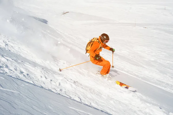 Αθλητής σκι στο φρέσκο χιόνι σκόνη ορμά προς τα κάτω την κλίση του χιονιού — Φωτογραφία Αρχείου