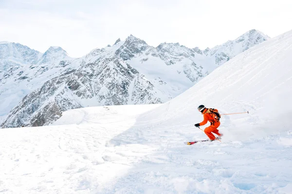 Atleta de esqui em um pó de neve fresca corre pela encosta da neve — Fotografia de Stock