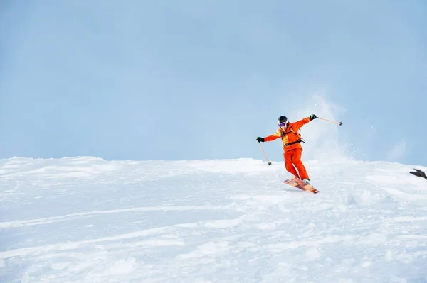 신선한 눈 분말에서 스키 선수 눈 사면의 아래 러시 — 스톡 사진