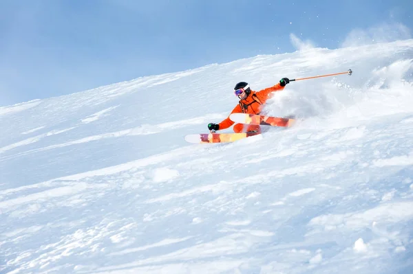 Lyžařské sportovec v prášku čerstvý sníh spěchá dolů ze svahu, sníh — Stock fotografie