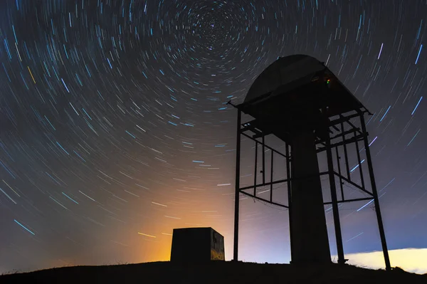 Sleduje hvězda na noční obloze za meteorologických autonomních věží — Stock fotografie