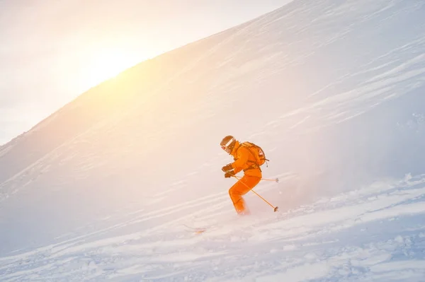 Skifahrer rauscht im Neuschnee-Pulver den Schneehang hinunter — Stockfoto