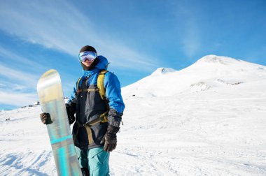 Profesyonel bir snowboard onun snowboard ile standları