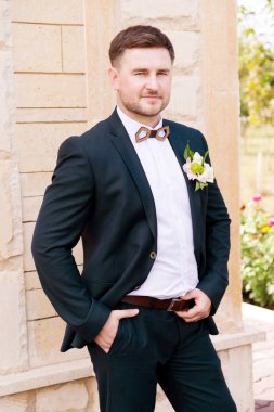 Mavi bir takım elbise ve bir düğün yürüyüş, kırmızı kravat sakallı hipper damat portresi