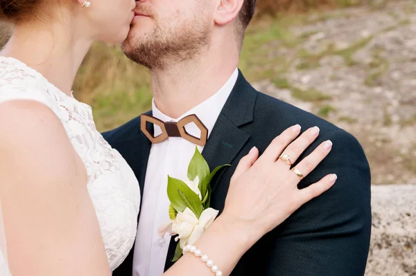 Close-up de mãos em abraços de recém-casados no dia do casamento . — Fotografia de Stock