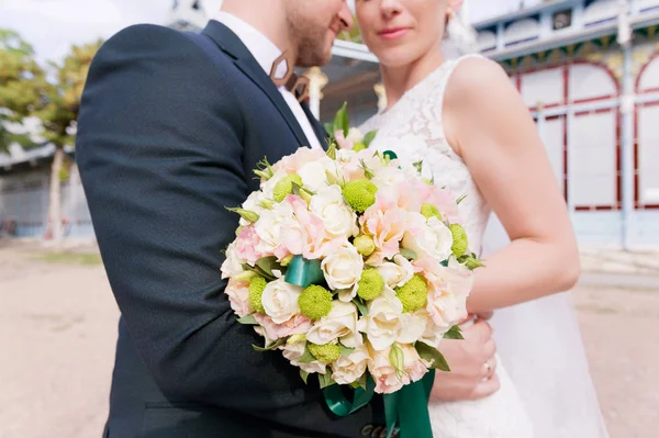 Potret buket pernikahan di latar belakang sepasang pengantin baru yang cantik — Stok Foto