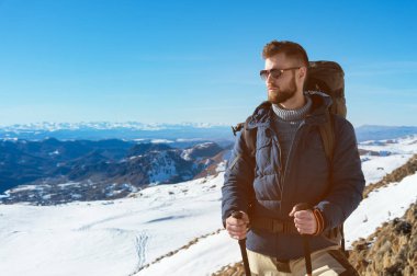 Doğada güneş gözlüğü takıyor sakallı bir hipster seyahat.