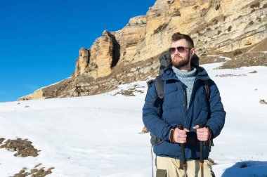 Doğada güneş gözlüğü takıyor sakallı bir hipster seyahat.