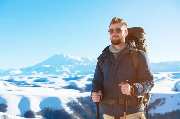 Um viajante hipster com uma barba usando óculos de sol na natureza . — Fotografia de Stock