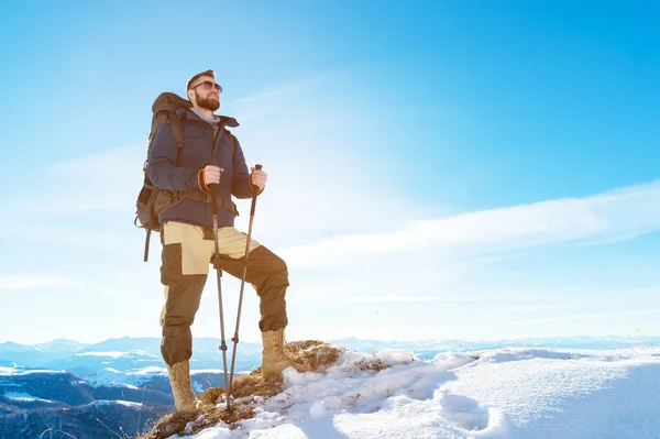 Bokovky cestovatel s bradkou nosí sluneční brýle v přírodě. — Stock fotografie