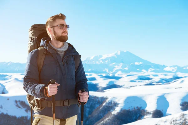 Um viajante hipster com uma barba usando óculos de sol na natureza . — Fotografia de Stock