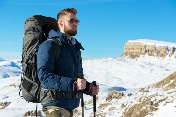 Um viajante hipster com uma barba usando óculos de sol na natureza . — Fotografia de Stock