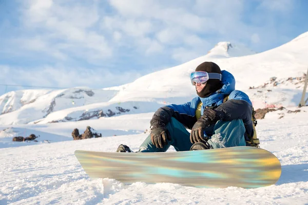 Χαμογελαστός άνθρωπος snowboarder αναπαύεται sit — Φωτογραφία Αρχείου
