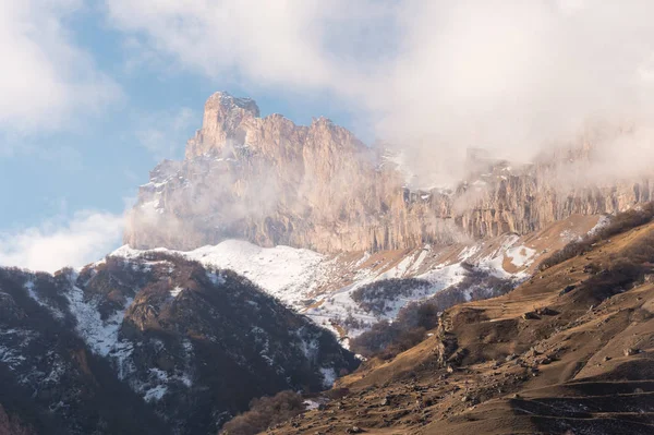 Montañas caucásicas. Rock Likoran en los Balcanes superiores en las nubes. Paisaje invernal de montañas calvas . —  Fotos de Stock