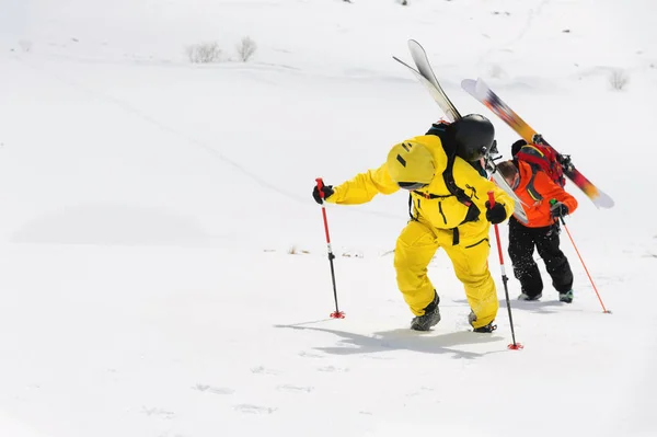 2 スキー freerider 背面バックパックに固定装備深い雪粉に斜面を登っていきます。. — ストック写真